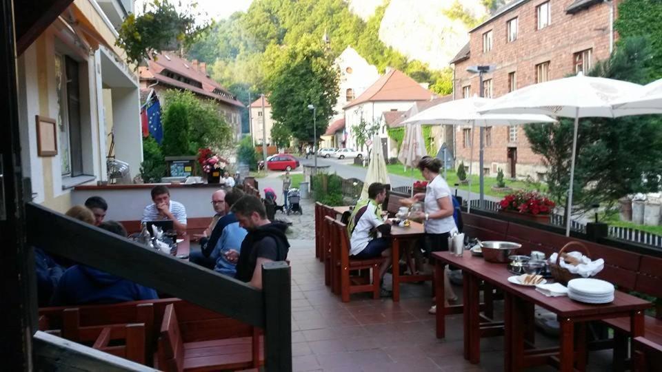 Hotel Obecna Skola Svatý Jan pod Skalou Εξωτερικό φωτογραφία