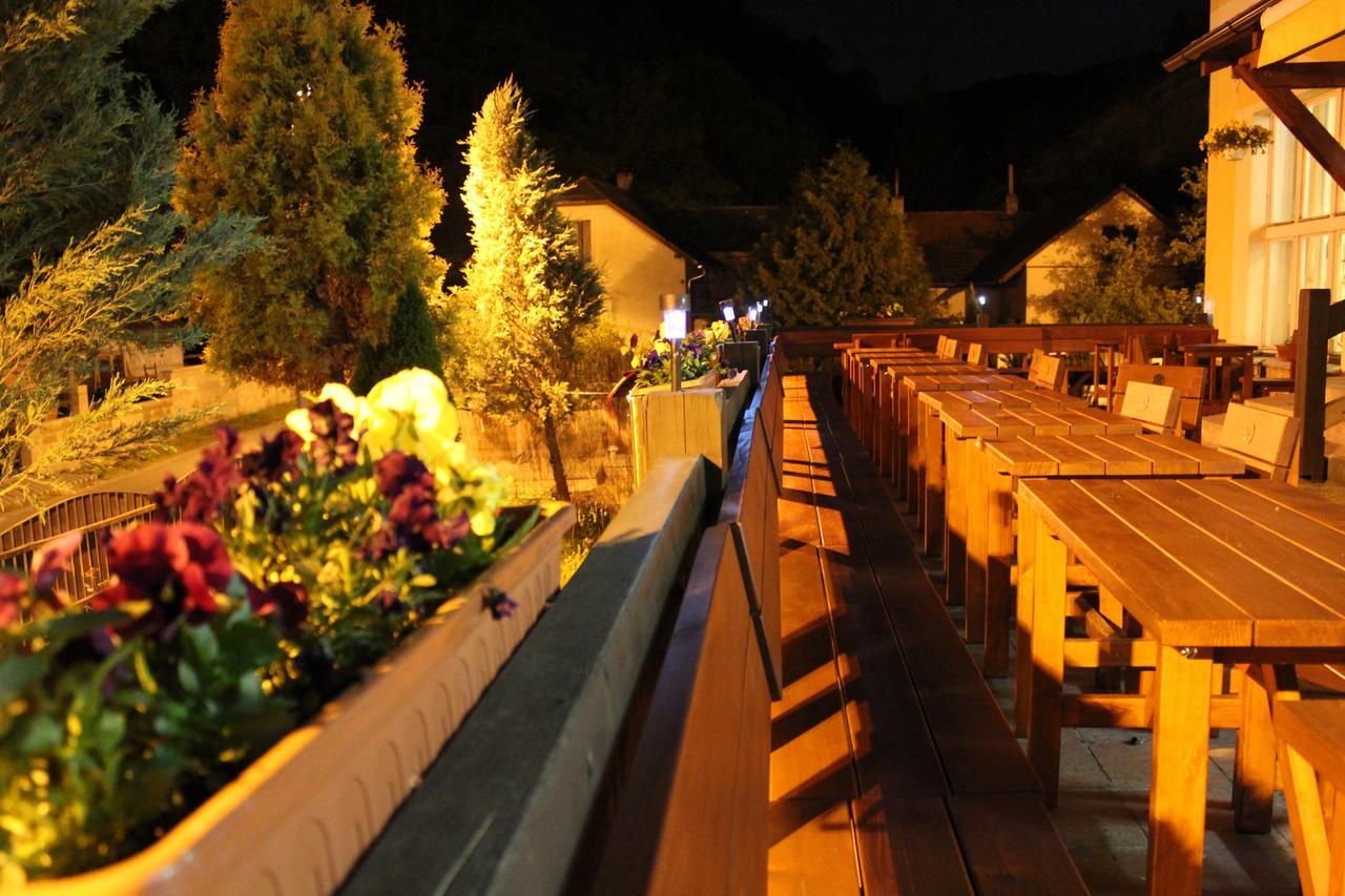 Hotel Obecna Skola Svatý Jan pod Skalou Εξωτερικό φωτογραφία